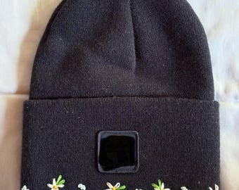 Hand bestickte Strickmütze - marine mit Gänseblümchen umband