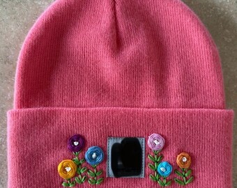 Hand bestickte Jugendstrickmütze - pink mit einem Garten aus bunten Rosen