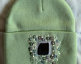 Handbestickte Mütze - Jade mit Quadraten in Lilatönen und Punkten