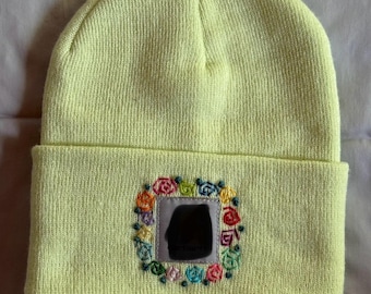 Hand bestickte Strickmütze - Hauch von Limette mit Wirbeln und Punkten