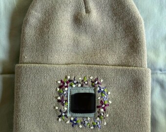 Handbestickte Mütze - Nerz mit Blumen in lila