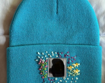 Handbestickte Mütze - atomar blau mit bunten Blumen