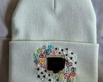 Handbestickte Strickmütze - Morgennebel mit Wirbeln und Punkten, Herzchenpatch-Logo