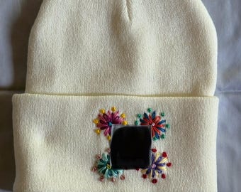 Handbestickte Strickmütze - creme mit Feuerwerk