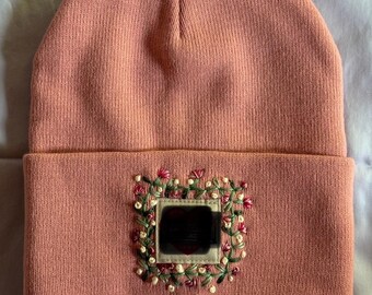 Handbestickte Strickmütze - rosafarben mit floralem, Herz-Patch-Logo