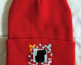 Hand bestickte Mütze - rot mit bunten Blumen