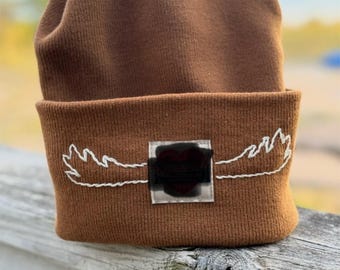 Handbestickte Mütze - Herstellermarke braun mit Elchgeweih