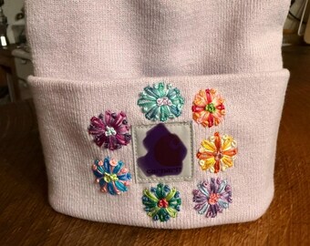 Hand bestickte Strickmütze - lila mit bunten Röschen