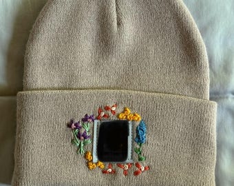 Handbestickte Strickmütze - Nerz mit bunten Blumen