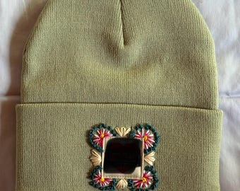 Handbestickte Strickmütze - Avery Far mit Blumen, Herz-Patch-Logo