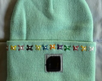 Hand bestickte Mütze - pastell türkis mit Blümchen