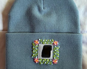 Handbestickte Mütze - Gewitterwolke mit Gitter und Blumen