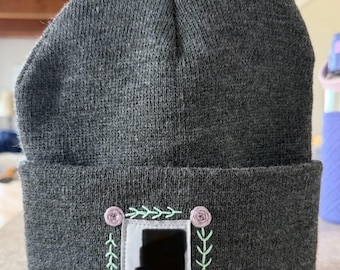 Handbestickte Strickmütze - dunkelgrau mit Rosen