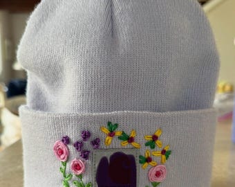 Handbestickte Jugendstrickmütze - helllila mit bunten Blumen