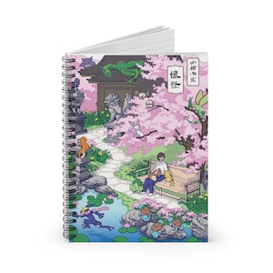 Può includere: Un quaderno a spirale con un'illustrazione colorata di un giardino giapponese con una persona seduta su una panchina. Il giardino comprende uno stagno, un sentiero, un piccolo edificio e un ciliegio in fiore. Il testo "懐古" è scritto in giapponese sulla copertina.