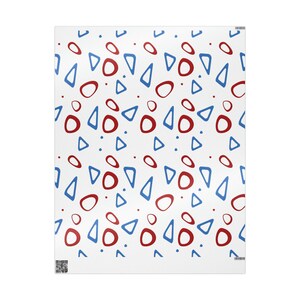 Pu&ograve; includere: Uno schema senza cuciture con forme astratte rosse e blu su uno sfondo bianco. Le forme includono cerchi, ovali e triangoli.