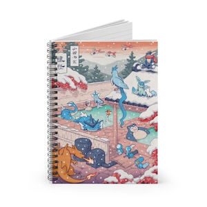 Könnte beinhalten: Ein spiralgebundenes Notizbuch mit einer farbenfrohen Illustration von Pokémon-Charakteren, die ein heißes Bad in einer verschneiten japanischen Umgebung genießen. Die Illustration zeigt eine Vielzahl von Pokémon, darunter Blastoise, Squirtle und Lapras, die das heiße Bad genießen. Der Notizbuchumschlag enthält auch japanischen Text.