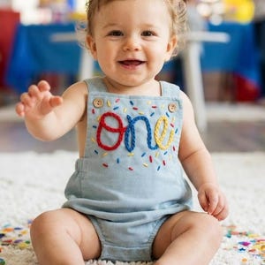 Completo per il primo compleanno "Divertimento per compiere un anno", primo compleanno per bambino, completo colorato per il compleanno, tutina per neonato, salopette con nome del bambino, divertimento per compiere un anno