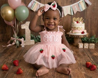 Mono y diadema de tutú de cumpleaños, primer cumpleaños de bayas, vestido de cumpleaños, tutú de primer cumpleaños, atuendo de cumpleaños, dulce, fresa, floral