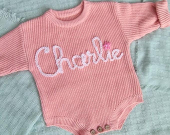 Handbestickter Baby-Strickpullover-Strampler, personalisierter Strick-Strampler, Baby-Foto-Requisite, Babynamen-Outfit, Baby-Geschenk, bestickt, Meilenstein