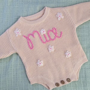 Mono de punto para bebé bordado a mano, mono de punto personalizado, atuendo con nombre para bebé, regalo para bebé, bordado, hito, atuendo de cumpleaños
