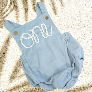 Handgeborduurde babyoverall, eerste verjaardagsoutfit, eerste verjaardag jongen, babyoverall, romper babyjongen, overall babynaam, feestvarken
