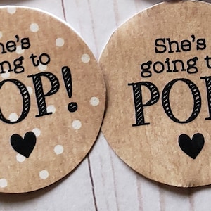 ブラウンクラフト She's Going to POP! - (20) 2インチ円形ステッカー - ベビーシャワーステッカー// ベビーシャワーラベル// ベビーシャワーシール