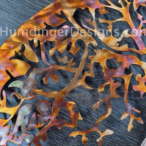 K&ouml;nnte beinhalten: Ein Wandkunstwerk aus Metall in Form eines Baumes mit einer kupfernen und schwarzen Oberfl&auml;che. Der Baum hat komplizierte &Auml;ste und Bl&auml;tter.
