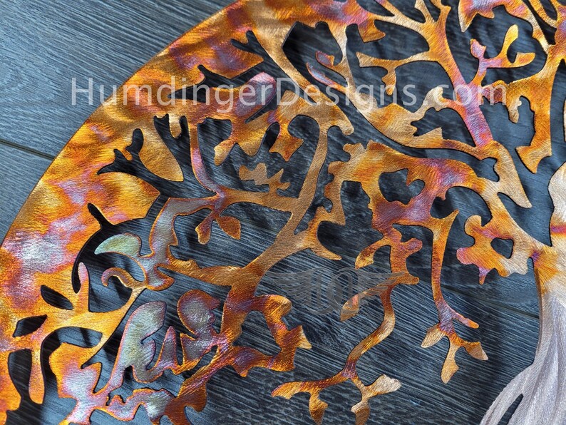 K&ouml;nnte beinhalten: Ein Wandkunstwerk aus Metall in Form eines Baumes mit einer kupfernen und schwarzen Oberfl&auml;che. Der Baum hat komplizierte &Auml;ste und Bl&auml;tter.