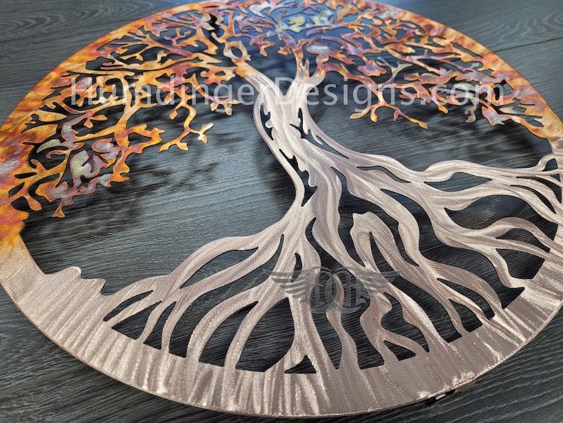 K&ouml;nnte beinhalten: Eine Wanddekoration aus Metall in Form eines Lebensbaums mit einer Kupfer- und Silber-Oberfl&auml;che. Der Baum hat ein detailliertes Design mit filigranen &Auml;sten und Wurzeln. Der Hintergrund ist eine dunkle Holzoberfl&auml;che.