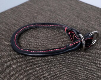 Rullad svart läderhalsband för hund