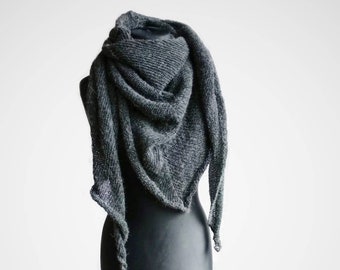 Écharpe triangulaire pour l'hiver tricotée à la main en alpaga DROPS gris foncé, grand châle en anthracite, écharpe de voyage chaude, accessoires de printemps tricotés