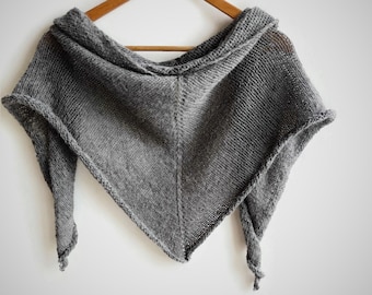 Grauer Schal gestrickt aus reiner Alpaka-Wolle, Dreieckstuch wickeln, warmer Schal für den Winter, Strickstola in grau