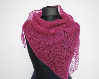 Écharpe triangulaire en baies, châle en mohair rose foncé, stola fuchsia, écharpe printanière en mohair de soie tricotée à la main, châles éthérés, écharpe légère