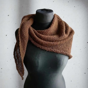 Sciarpa triangolare in alpaca marrone: scialle lavorato a maglia nei toni della terra