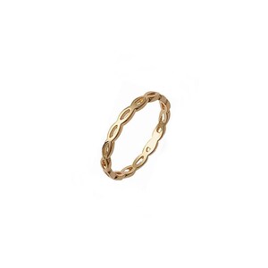 Op de afbeelding: Een gouden ring met een delicaat, ingewikkeld ontwerp. De ring is gemaakt van een dunne band met een herhalend patroon van ovale vormen.