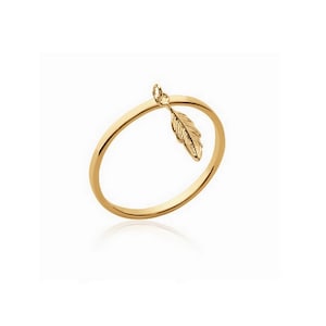 Peut inclure: Une bague en or avec un délicat pendentif en forme de plume.