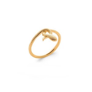 Op de afbeelding: Een gouden slangenring met een textuur. De slang is om de band van de ring gewikkeld.