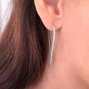 Stora örhängen i 925 sterlingsilver med genomgående tråd, långa, originella droppörhängen i form av ringar, minimalistiska - BAZAR CHIC