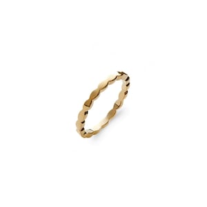 Könnte beinhalten: Ein goldener Ring mit einem wellenförmigen, strukturierten Band.