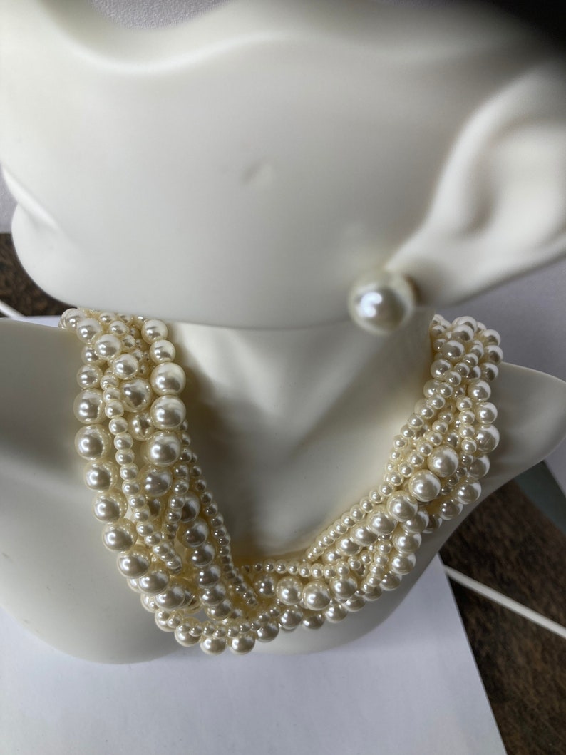 Hypoallergenic avon six strand faux pearl set. adjustable . never worn image 2
