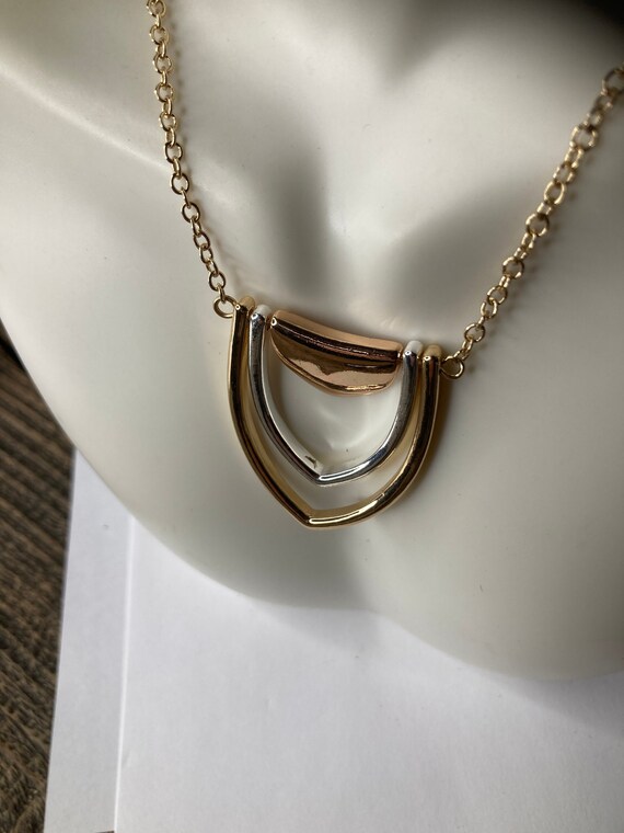 A gorgeous vintage avon 3 tone set. necklace and … - image 3