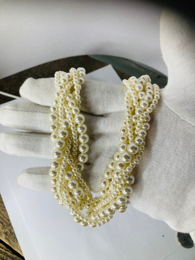 Hypoallergenic avon six strand faux pearl set. adjustable . never worn image 6