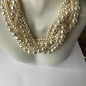 Hypoallergenic avon six strand faux pearl set. adjustable . never worn image 4