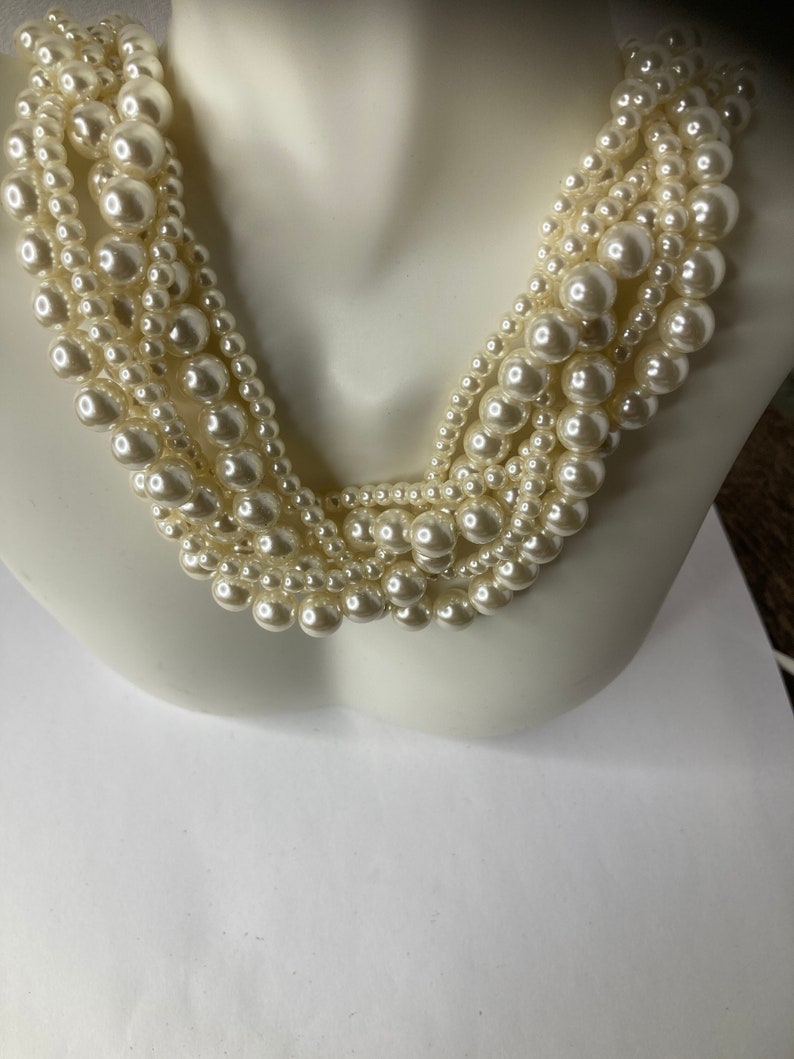 Hypoallergenic avon six strand faux pearl set. adjustable . never worn image 4