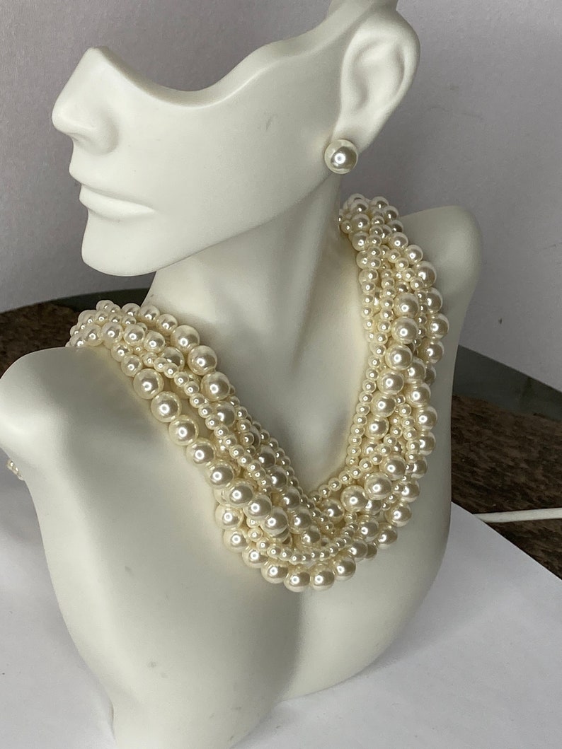 Hypoallergenic avon six strand faux pearl set. adjustable . never worn image 1
