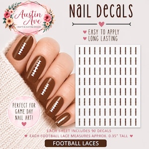 Pode incluir: Autocolantes de unhas castanhos com desenhos de atacadores de futebol brancos. A imagem mostra uma mão com unhas decoradas com os autocolantes. O texto na imagem diz "Nail Decals", "Easy to Apply" e "Long Lasting". Cada atacador de futebol mede aproximadamente 0,9 cm de altura.