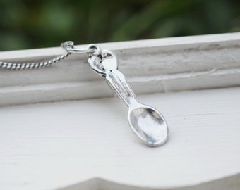Colgante de cuchara pequeña (cadena no incluida)