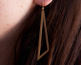 Géométrie de triangle asymétrique de boucles d’oreilles en laiton