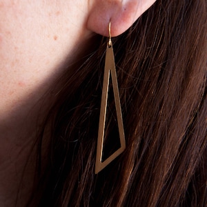 Géométrie de triangle asymétrique de boucles d’oreilles en laiton